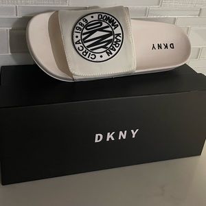 DKNY ZI-SINGLE BAND FLA